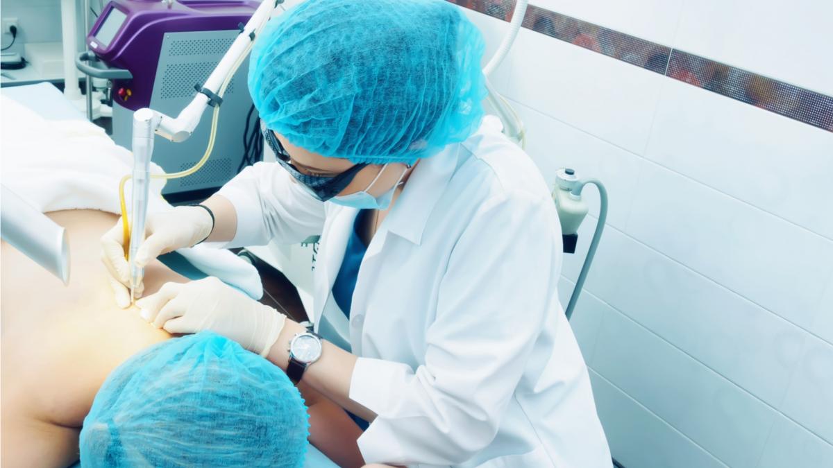 Хирург ЕРЦ удаляет липому